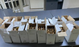 FOTO // Un moldovean este cercetat în România pentru contrabandă cu vin spumant. Avea la el 108 sticle
